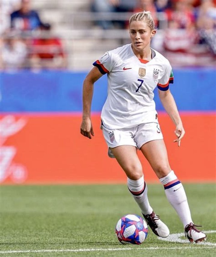 American soccer player Abby Dahlkemper Bio, salary, net worth, Career, Sports analyst, married, affair, dating, children,
