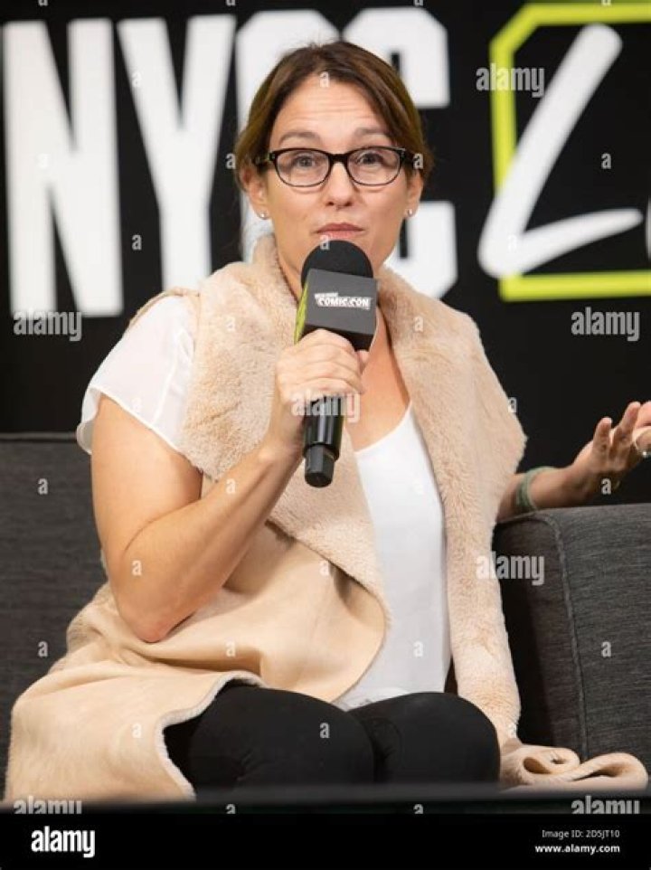 Amy Jo Johnson Height, Weight, Age, Spouse, Family, Facts, Biography