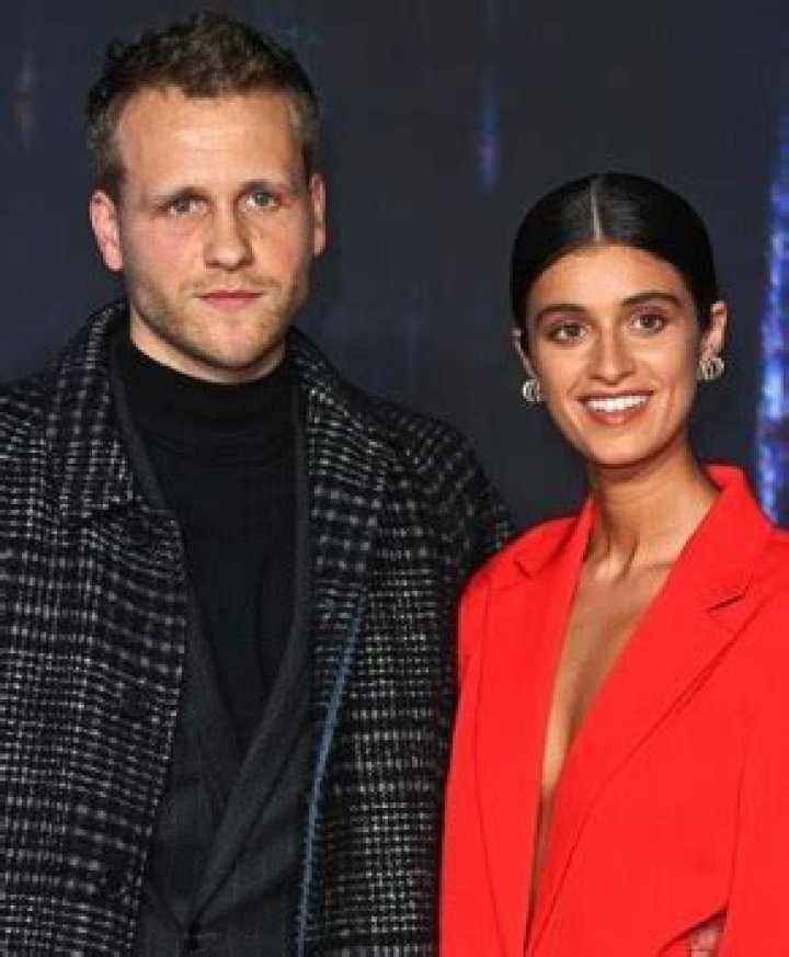 Anya Chalotra’s Boyfriend In 2 Still With Josh Dylan? Reddit Update!
