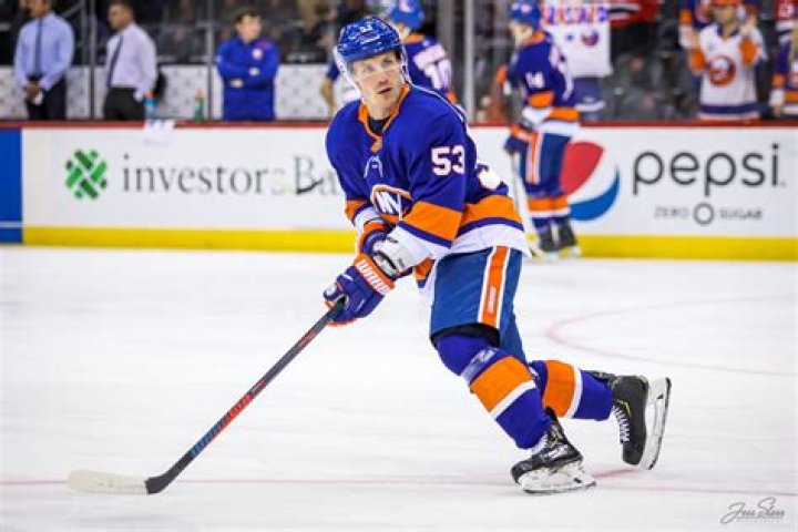 New York Islanders Center Casey Cizikas Bio, Salary, net worth, career highlights, girlfriend, married, facts