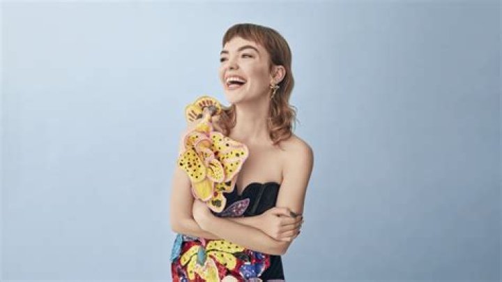 Chloé Hayden Height, Weight, Age, Boyfriend, Family