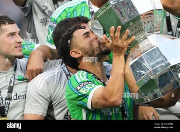 Cristian Roldan Net Worth and Salary, Who Is His Girlfriend, (Bio, Age, Height, Family)