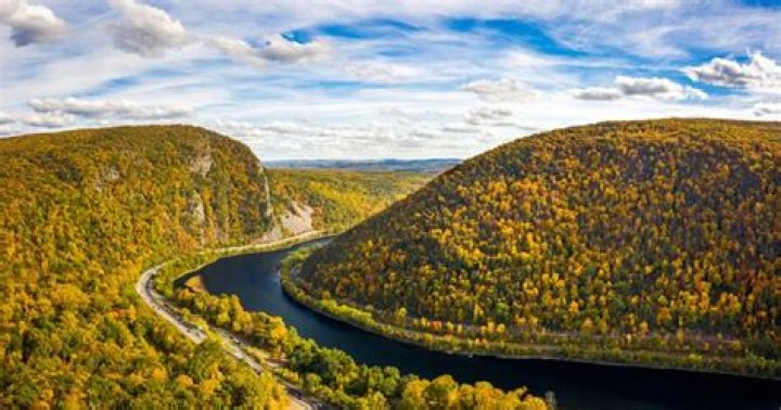 Hire Del Water Gap for a Corporate Event or Performance Booking.