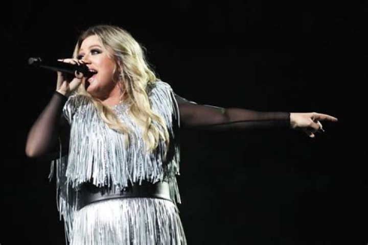 Does Kelly Clarkson Wear Wigs?