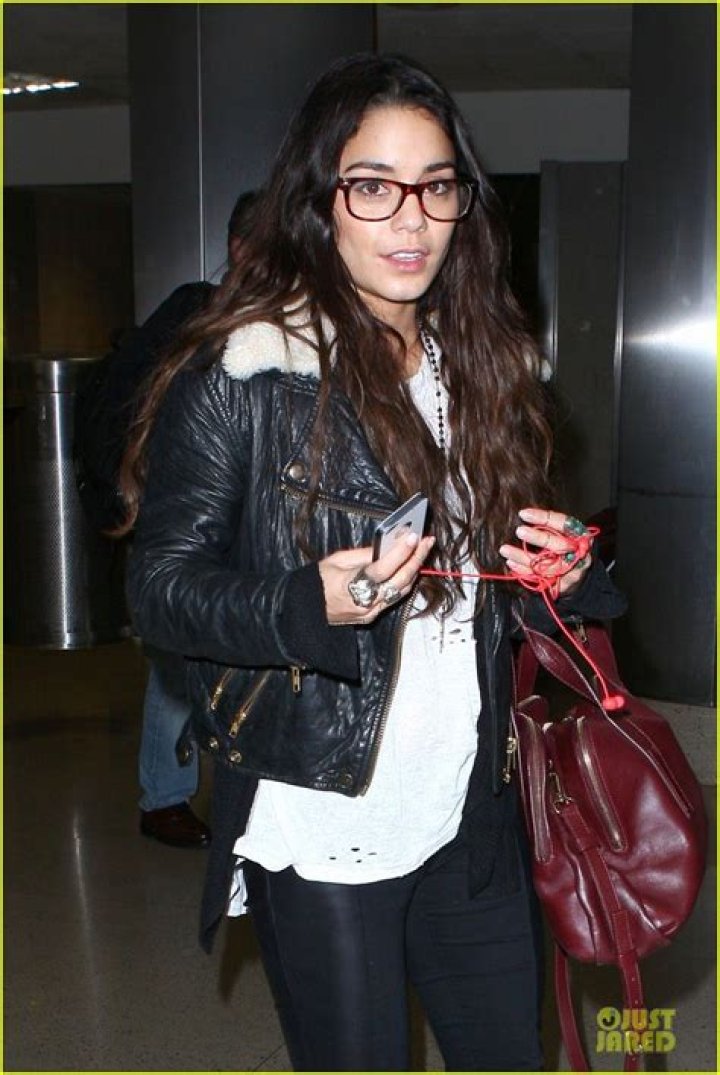 Does Selena Gomez Wear Glasses?