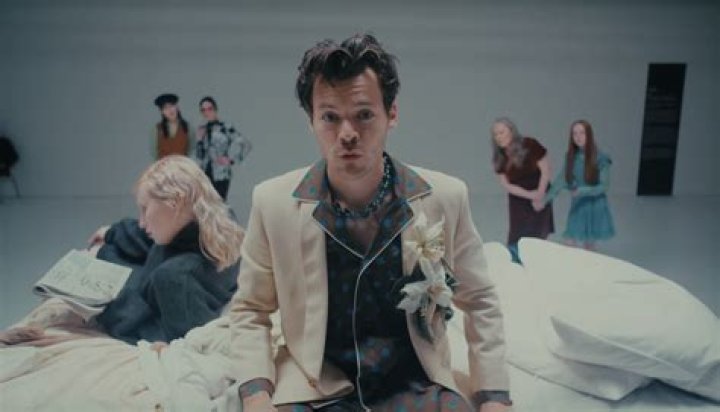 Harry Styles Takes Fans On A Journey in Bed for “Late Night Talking” Music Video – WATCH – Celeb Secrets