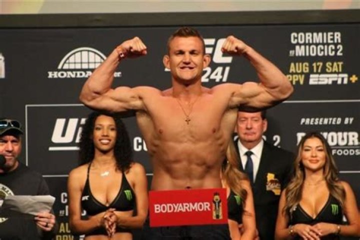 Earnings from UFC and Salary Per Fight; Who is his Girlfriend? (Age, Family, MMA Stats)