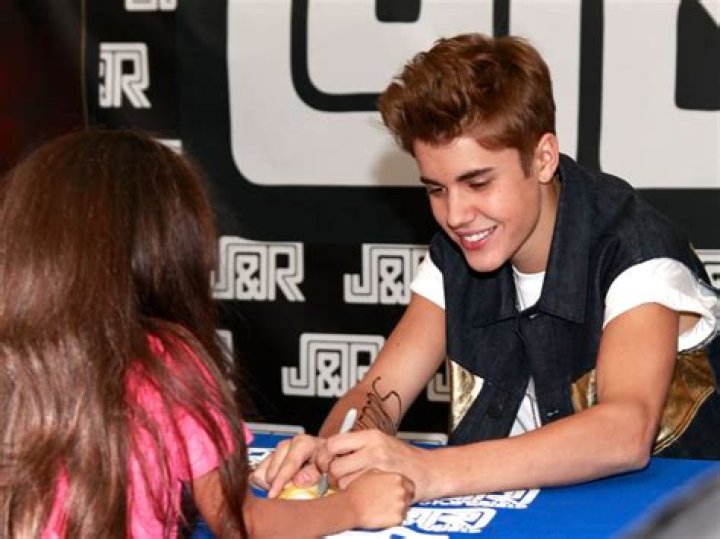 Is Justin Bieber Left-Handed?