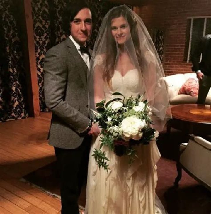 Actor Josh Brener married and settled with a wife leaving gay speculation for good. Know more with a short wiki like bio.