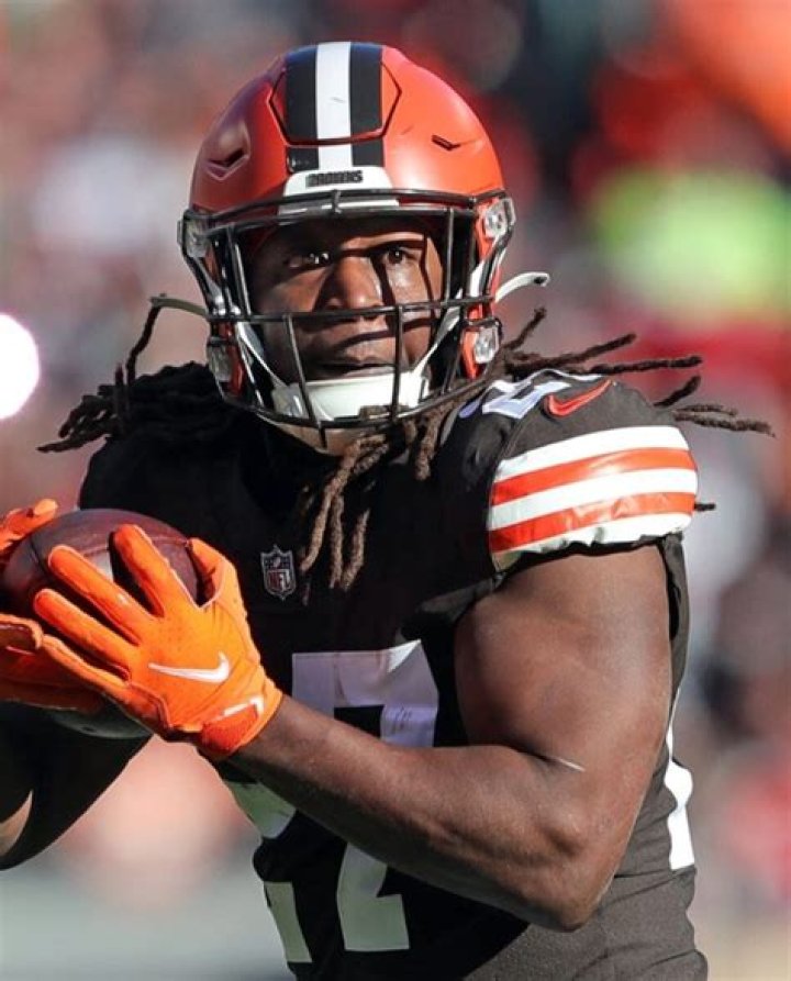 Kareem Hunt Biography- NFL player, Salary, Contract, Earnings, Net worth, Married, Relationship, Affair, Assault, Height, Family, Girlfriend