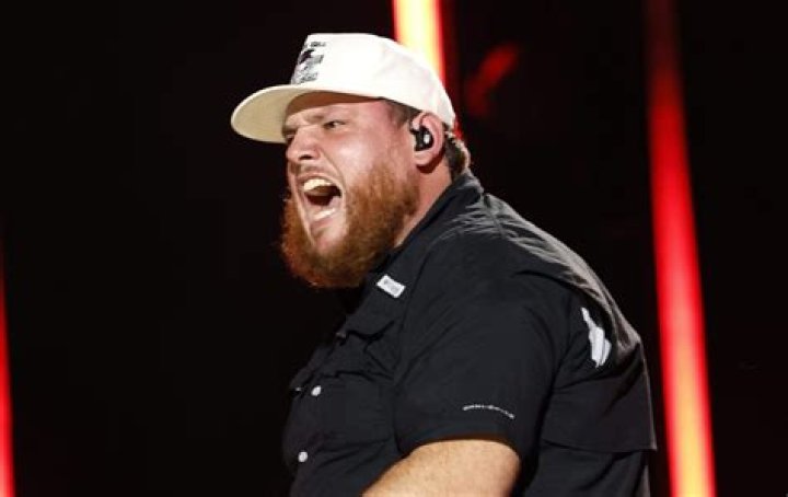 Luke Combs Announces 2024 ‘Growin’ Up And Gettin’ Old Tour