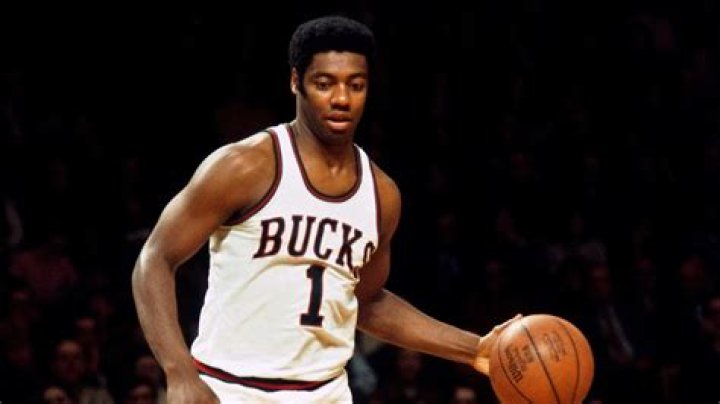 Oscar Robertson's Bio, Net Worth, Salary, Contract, Earnings, Stats, College, Chmapionshiops, Triple double record, Married Life, Children