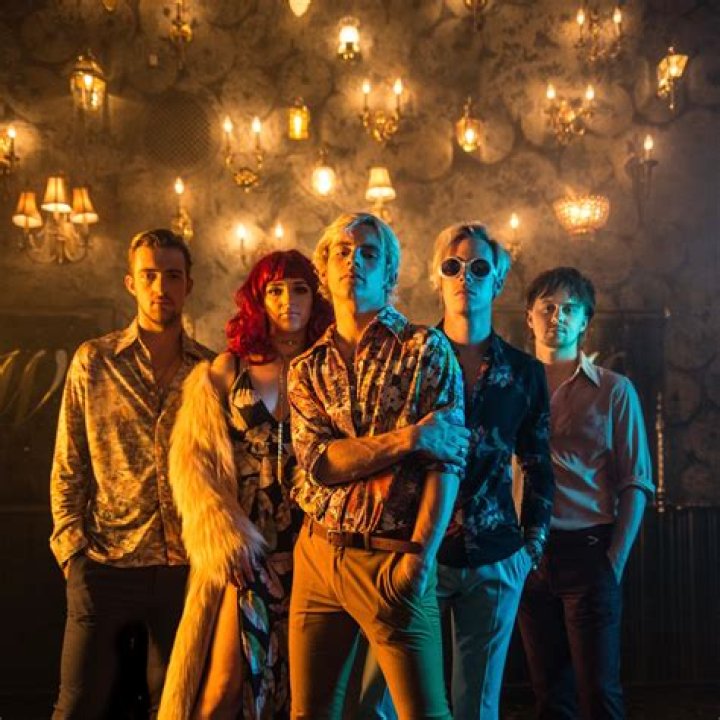 R5 Hit the Dance Floor in New Music Video for “Hurts Good” – Celeb Secrets