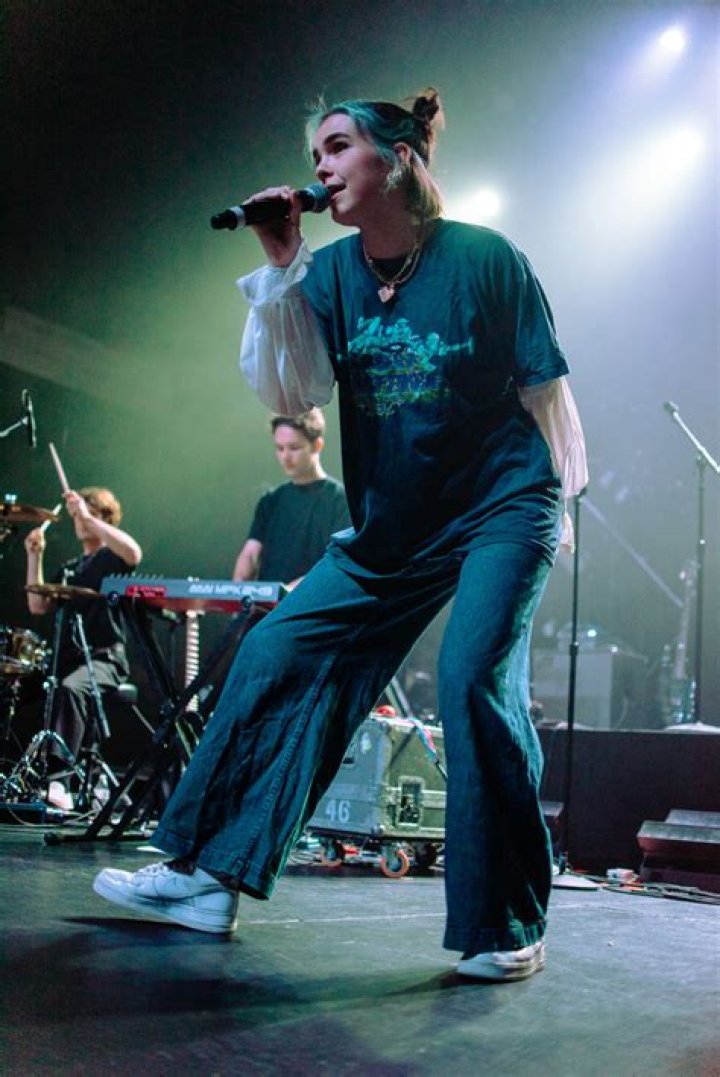 Rising Singer Benee Steals the Show During Limited Run on Conan Gray’s “Comfort Crowd Tour” – Celeb Secrets