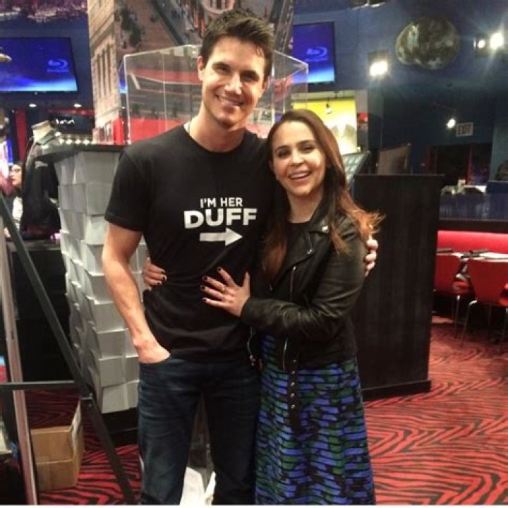 Robbie Amell & Mae Whitman Chat “The DUFF” with CS4U – Watch the Video! (@robbieamell @maebirdwing) – Celeb Secrets