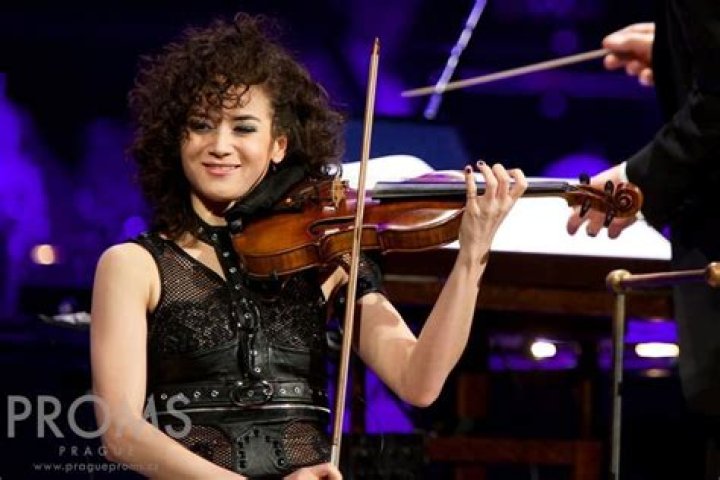 Hire Sandy Cameron for a Corporate Event or Performance Booking.