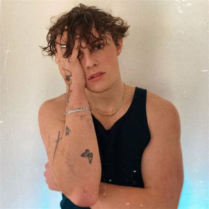 Hire Thomas Day for a Corporate Event or Performance Booking.