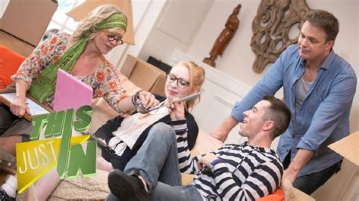 Elizabeth Stanton Talks New TV Series ‘This Just In’ – Celeb Secrets